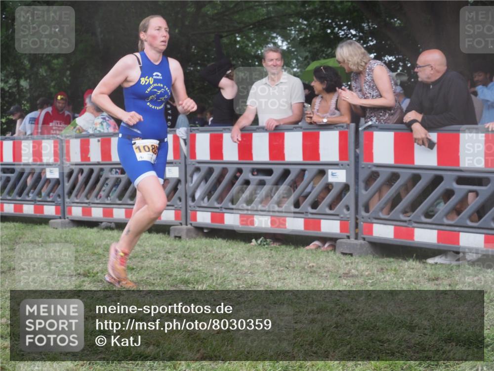 21.06.2025 - 27. Vierlanden-Triathlon KatJ http://msf.ph/oto/8030359 15.06.2025 13:37:31 Ziel 1088 meine-sportfotos.de