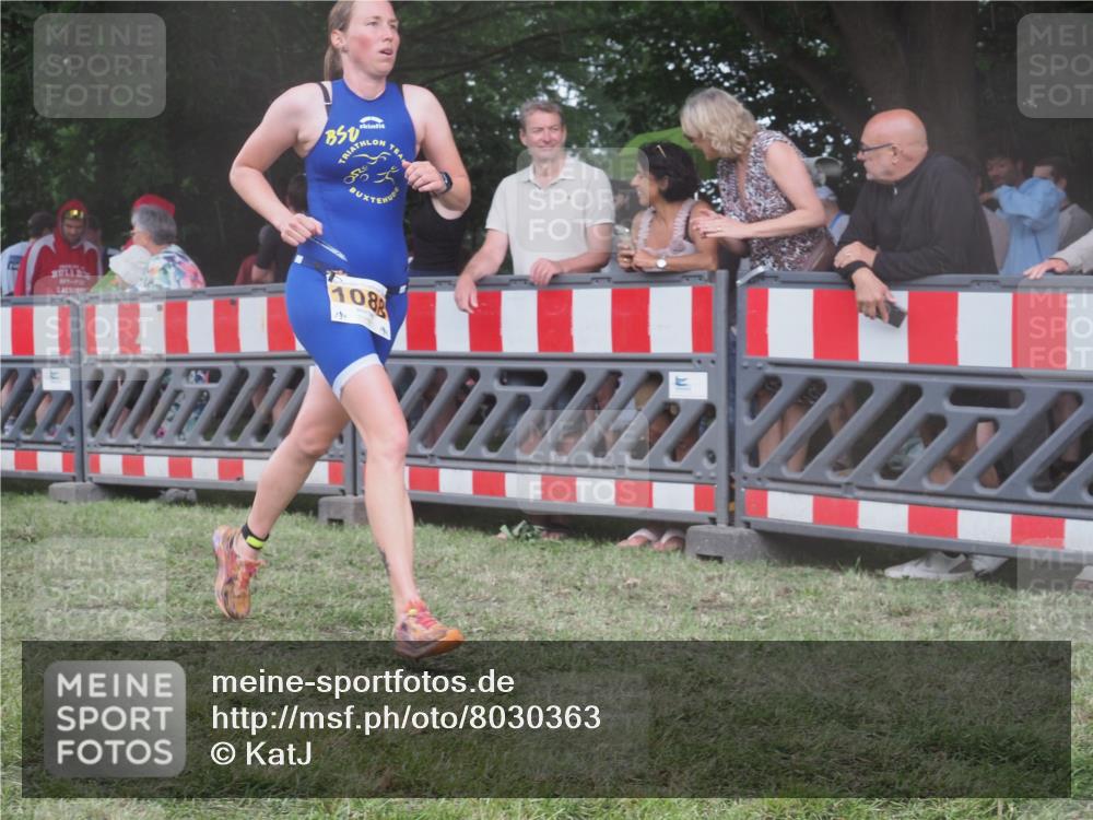 21.06.2025 - 27. Vierlanden-Triathlon KatJ http://msf.ph/oto/8030363 15.06.2025 13:37:31 Ziel 1088 meine-sportfotos.de