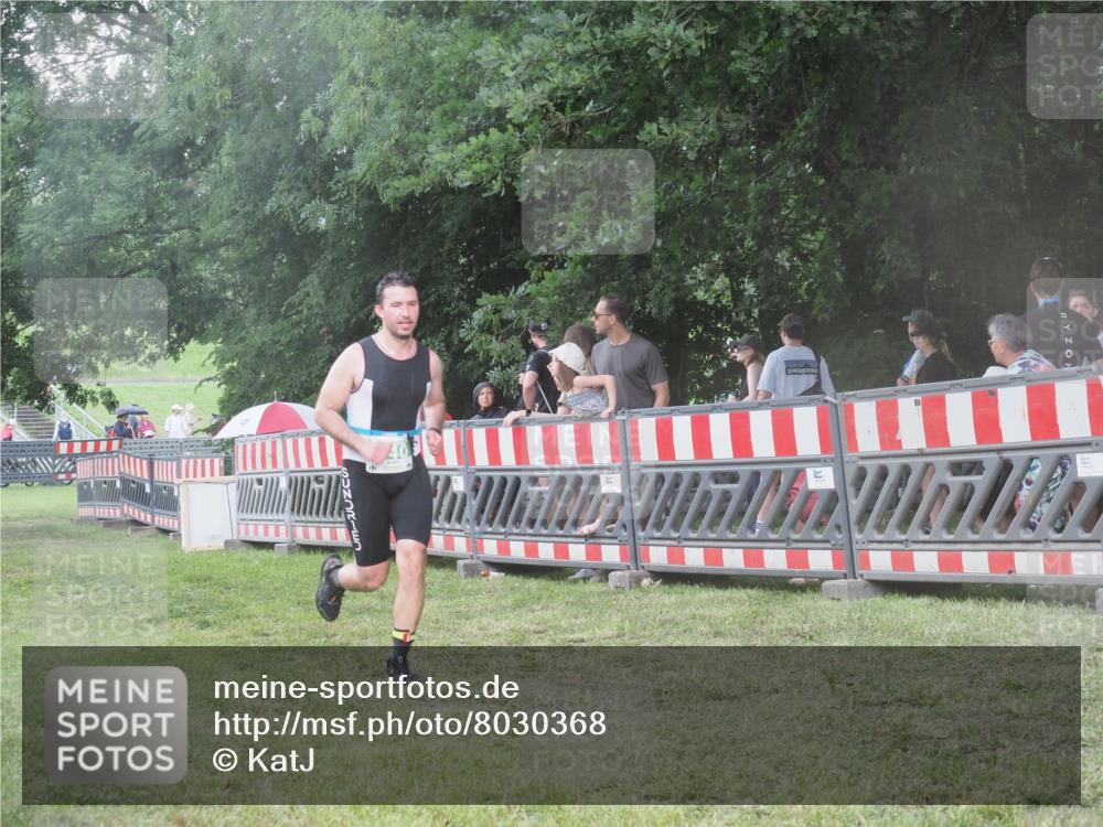 21.06.2025 - 27. Vierlanden-Triathlon KatJ http://msf.ph/oto/8030368 15.06.2025 13:37:47 Ziel 640 meine-sportfotos.de