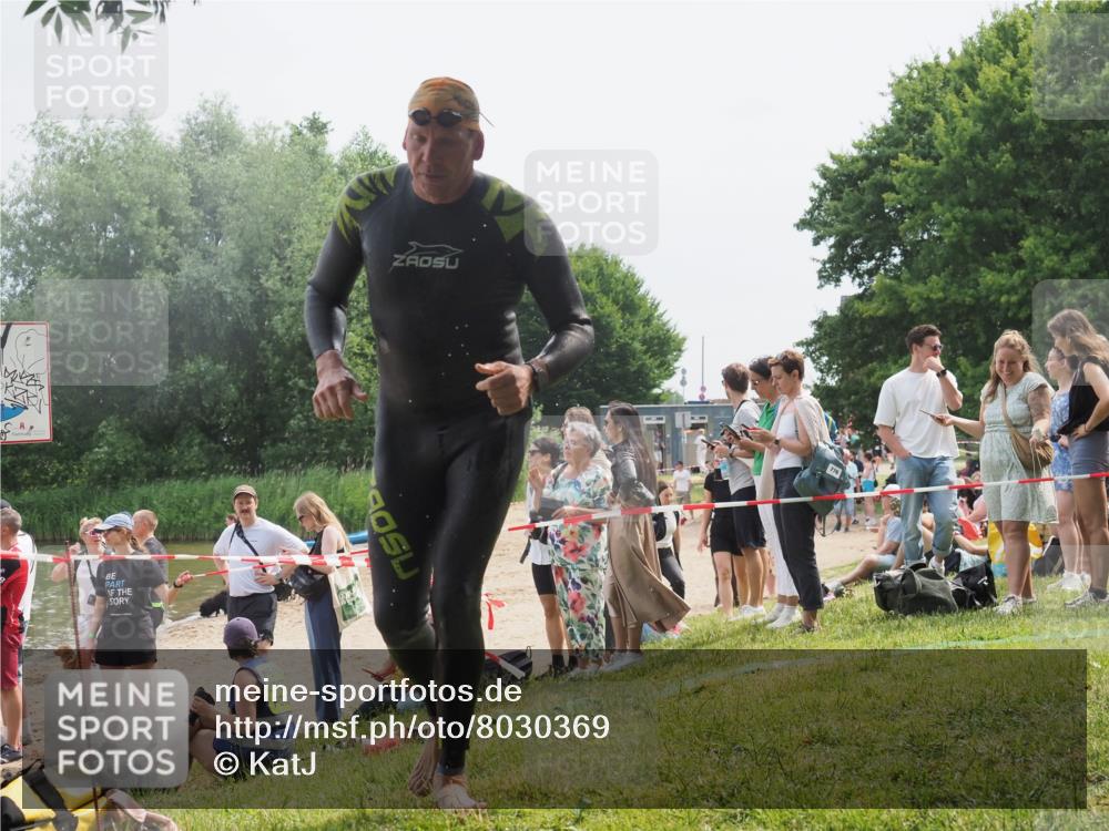 15.06.2025 - 27. Vierlanden-Triathlon KatJ http://msf.ph/oto/8030369 15.06.2025 11:07:11 Schwimmen 853, 874 meine-sportfotos.de