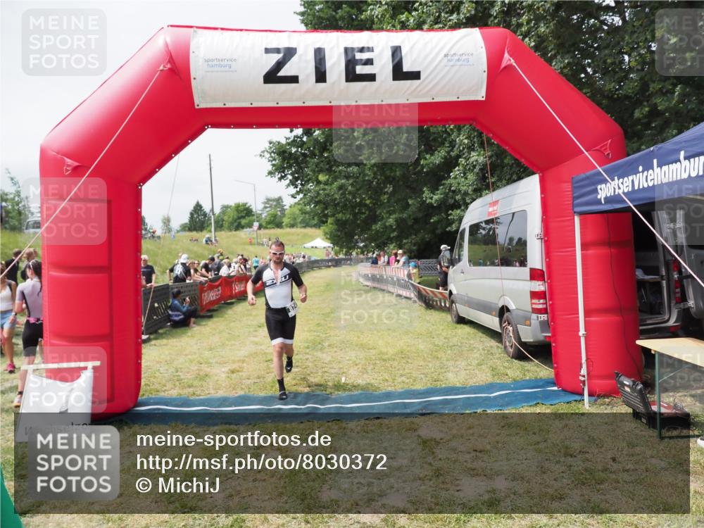 21.06.2025 - 27. Vierlanden-Triathlon MichiJ http://msf.ph/oto/8030372 15.06.2026 12:34:37 Ziel 50, 874 meine-sportfotos.de