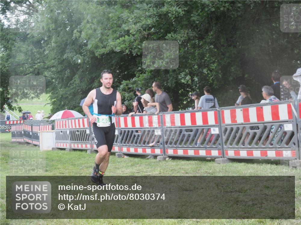 21.06.2025 - 27. Vierlanden-Triathlon KatJ http://msf.ph/oto/8030374 15.06.2025 13:37:47 Ziel 640 meine-sportfotos.de