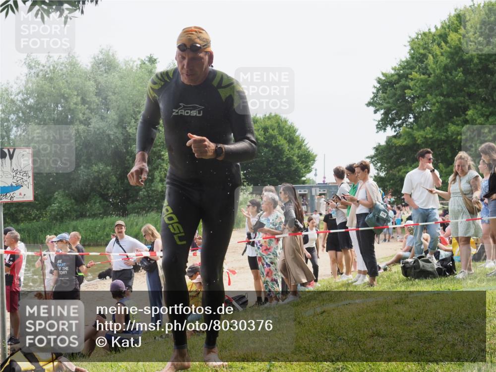 15.06.2025 - 27. Vierlanden-Triathlon KatJ http://msf.ph/oto/8030376 15.06.2025 11:07:11 Schwimmen 853, 874 meine-sportfotos.de