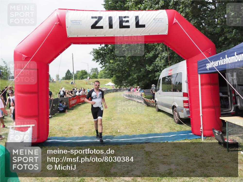 21.06.2025 - 27. Vierlanden-Triathlon MichiJ http://msf.ph/oto/8030384 15.06.2026 12:34:37 Ziel 50, 874 meine-sportfotos.de