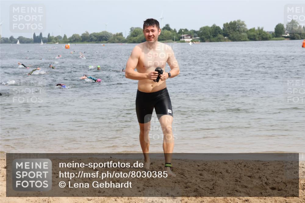 15.06.2025 - 27. Vierlanden-Triathlon Lena Gebhardt http://msf.ph/oto/8030385 15.06.2025 11:07:45 Schwimmen 653 meine-sportfotos.de