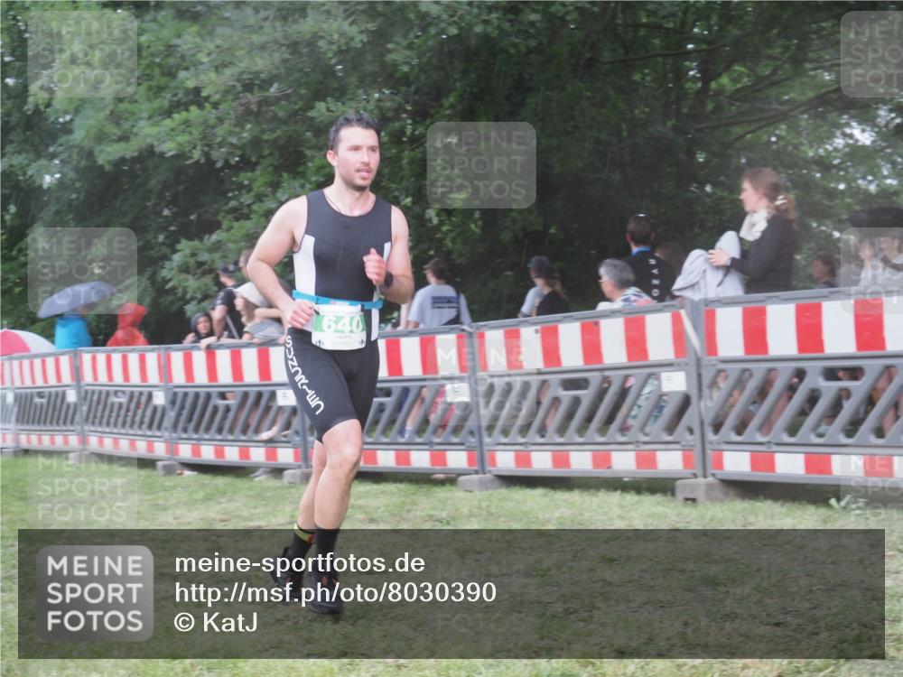 21.06.2025 - 27. Vierlanden-Triathlon KatJ http://msf.ph/oto/8030390 15.06.2025 13:37:48 Ziel 640 meine-sportfotos.de