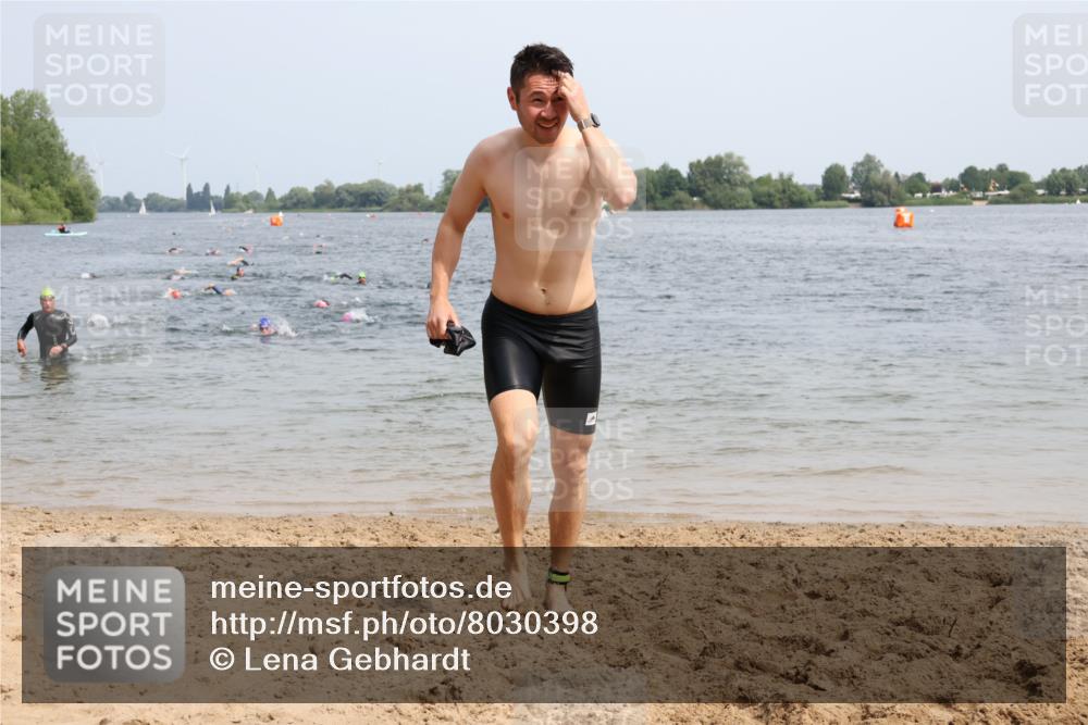 15.06.2025 - 27. Vierlanden-Triathlon Lena Gebhardt http://msf.ph/oto/8030398 15.06.2025 11:07:47 Schwimmen 653 meine-sportfotos.de