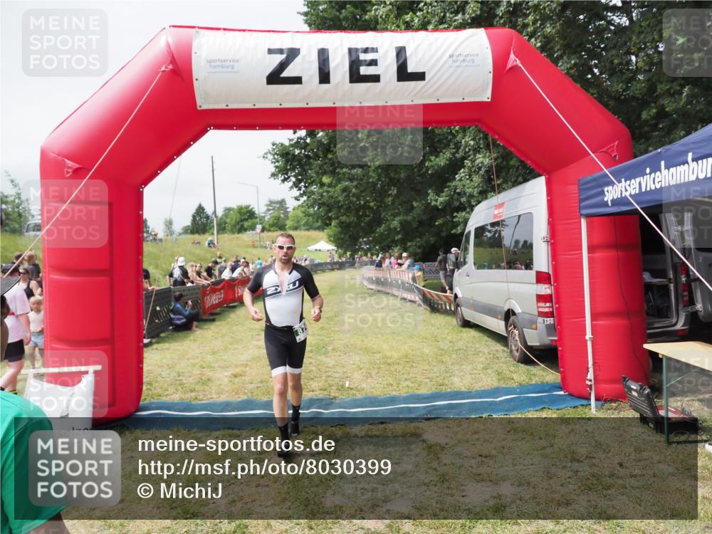 21.06.2025 - 27. Vierlanden-Triathlon MichiJ http://msf.ph/oto/8030399 15.06.2026 12:34:38 Ziel 50, 874 meine-sportfotos.de