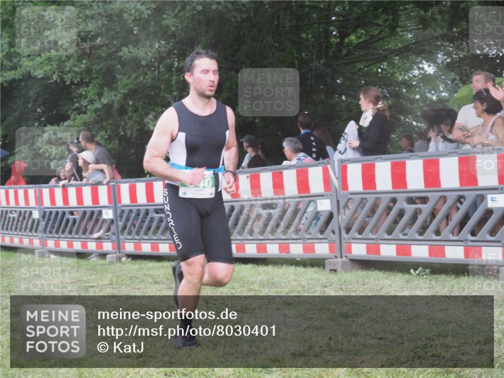 21.06.2025 - 27. Vierlanden-Triathlon KatJ http://msf.ph/oto/8030401 15.06.2025 13:37:48 Ziel 640 meine-sportfotos.de