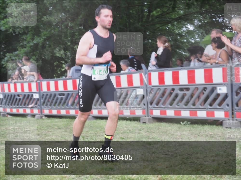 21.06.2025 - 27. Vierlanden-Triathlon KatJ http://msf.ph/oto/8030405 15.06.2025 13:37:49 Ziel 640 meine-sportfotos.de