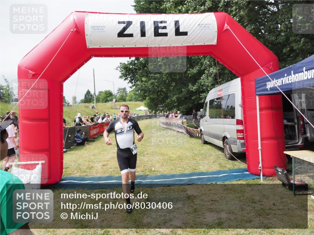 21.06.2025 - 27. Vierlanden-Triathlon MichiJ http://msf.ph/oto/8030406 15.06.2026 12:34:38 Ziel 50, 874 meine-sportfotos.de