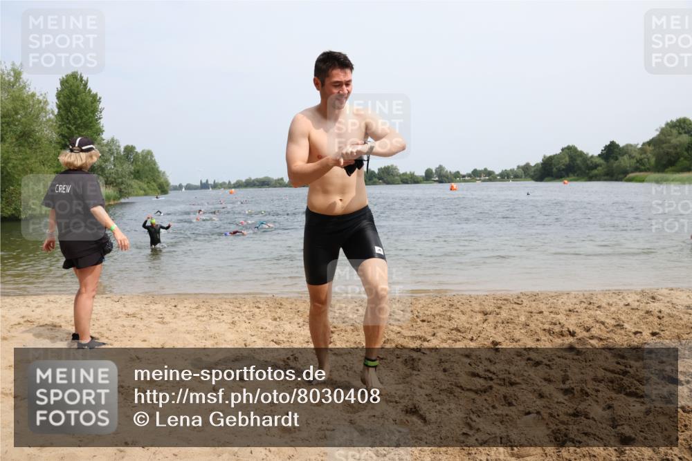 15.06.2025 - 27. Vierlanden-Triathlon Lena Gebhardt http://msf.ph/oto/8030408 15.06.2025 11:07:48 Schwimmen 653, 830 meine-sportfotos.de
