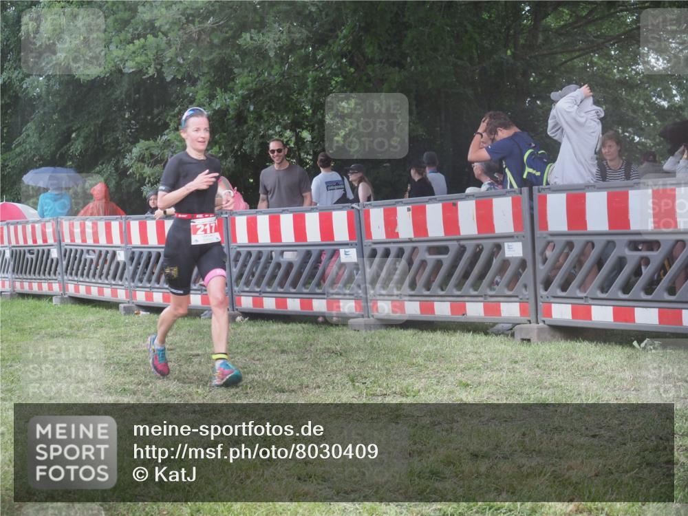 21.06.2025 - 27. Vierlanden-Triathlon KatJ http://msf.ph/oto/8030409 15.06.2025 13:38:03 Ziel 217 meine-sportfotos.de