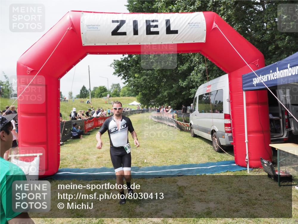 21.06.2025 - 27. Vierlanden-Triathlon MichiJ http://msf.ph/oto/8030413 15.06.2026 12:34:38 Ziel 50, 874 meine-sportfotos.de
