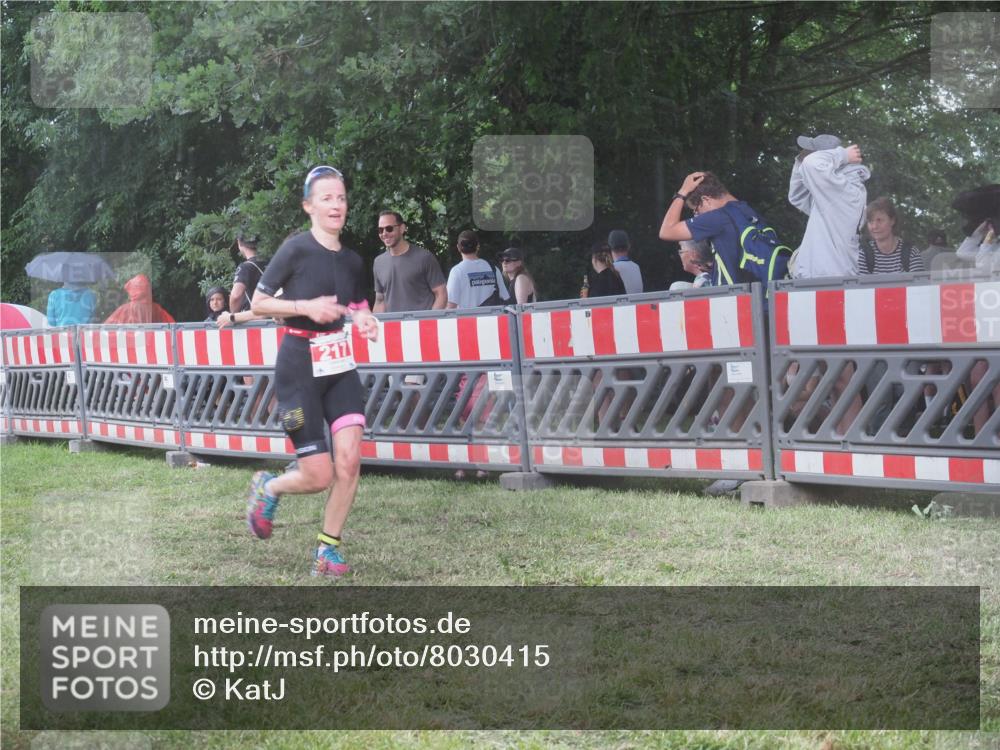21.06.2025 - 27. Vierlanden-Triathlon KatJ http://msf.ph/oto/8030415 15.06.2025 13:38:03 Ziel 217 meine-sportfotos.de