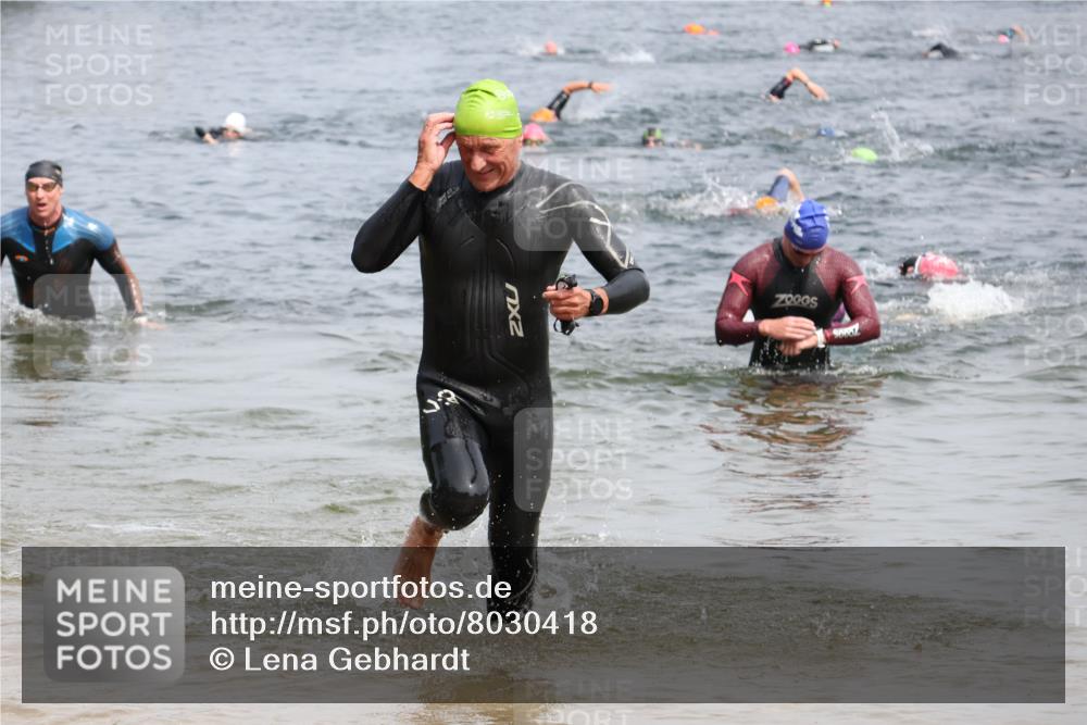 15.06.2025 - 27. Vierlanden-Triathlon Lena Gebhardt http://msf.ph/oto/8030418 15.06.2025 11:07:53 Schwimmen 653, 799, 830 meine-sportfotos.de