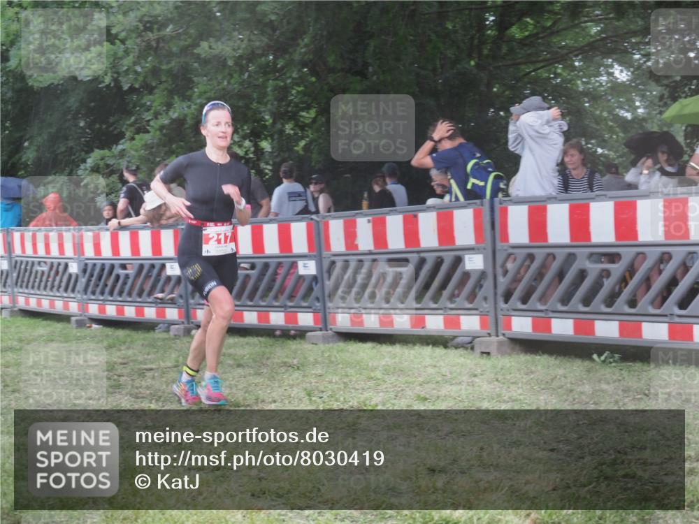 21.06.2025 - 27. Vierlanden-Triathlon KatJ http://msf.ph/oto/8030419 15.06.2025 13:38:03 Ziel 217 meine-sportfotos.de