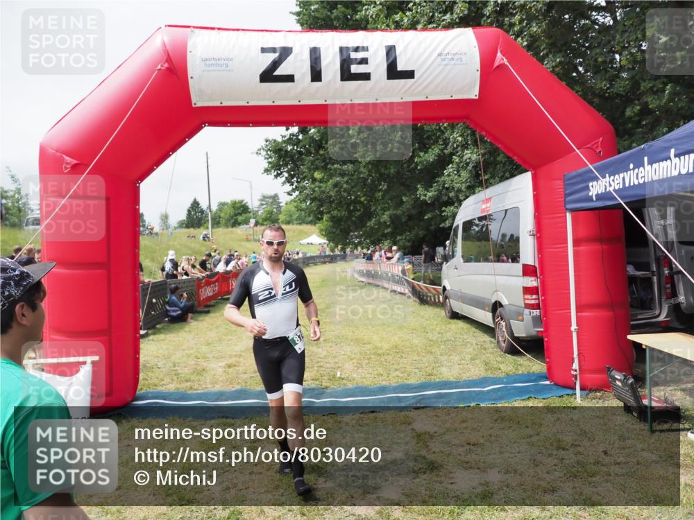 21.06.2025 - 27. Vierlanden-Triathlon MichiJ http://msf.ph/oto/8030420 15.06.2026 12:34:38 Ziel 50, 874 meine-sportfotos.de