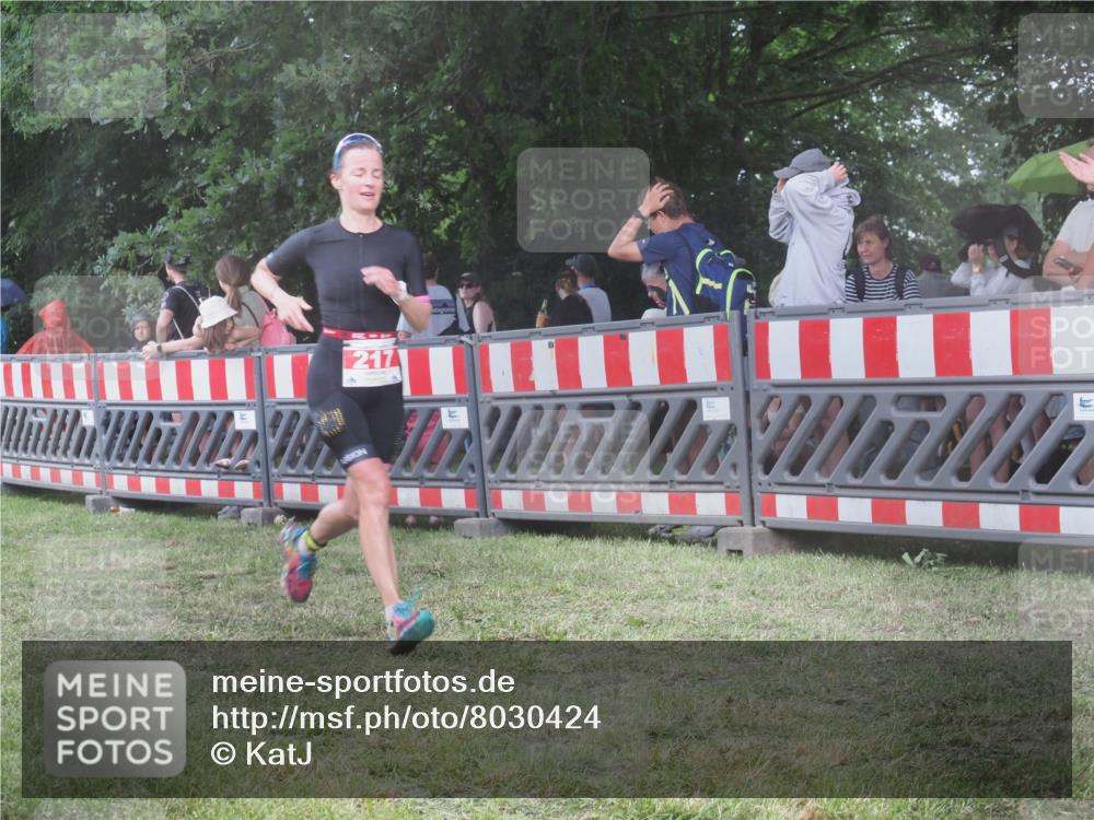 21.06.2025 - 27. Vierlanden-Triathlon KatJ http://msf.ph/oto/8030424 15.06.2025 13:38:03 Ziel 217 meine-sportfotos.de
