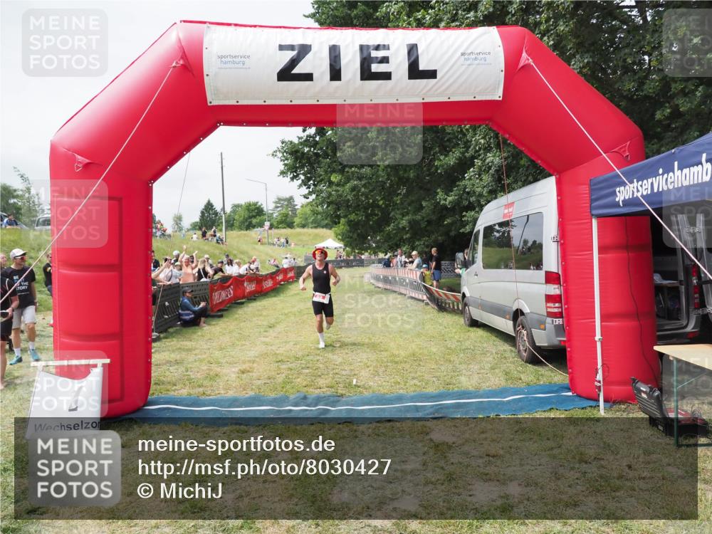 21.06.2025 - 27. Vierlanden-Triathlon MichiJ http://msf.ph/oto/8030427 15.06.2026 12:35:15 Ziel 69 meine-sportfotos.de