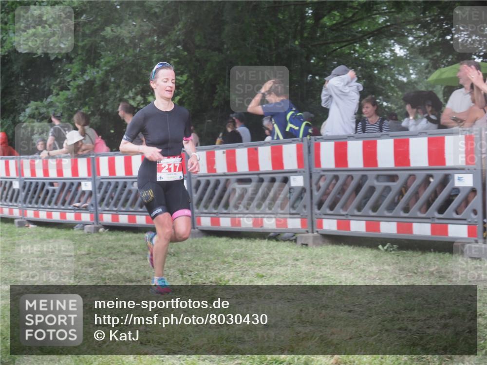 21.06.2025 - 27. Vierlanden-Triathlon KatJ http://msf.ph/oto/8030430 15.06.2025 13:38:03 Ziel 217 meine-sportfotos.de