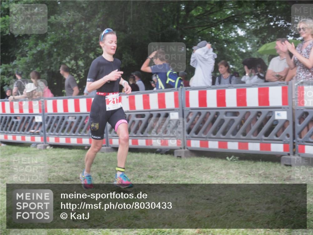 21.06.2025 - 27. Vierlanden-Triathlon KatJ http://msf.ph/oto/8030433 15.06.2025 13:38:03 Ziel 217 meine-sportfotos.de