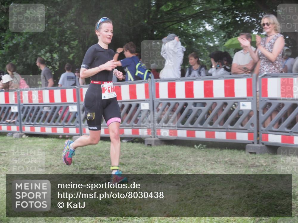 21.06.2025 - 27. Vierlanden-Triathlon KatJ http://msf.ph/oto/8030438 15.06.2025 13:38:03 Ziel 217 meine-sportfotos.de