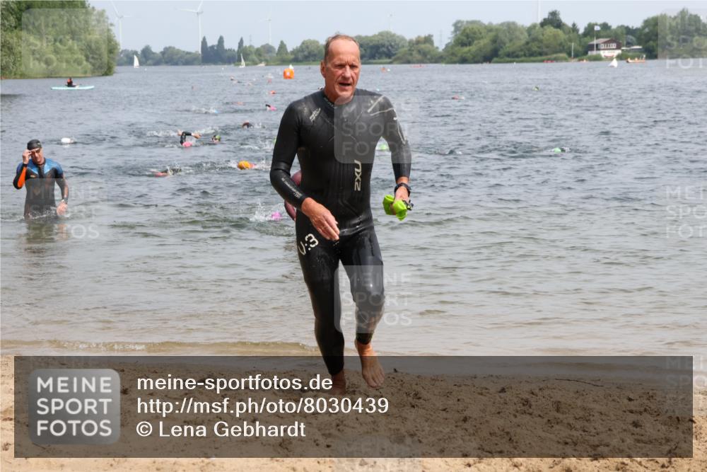 15.06.2025 - 27. Vierlanden-Triathlon Lena Gebhardt http://msf.ph/oto/8030439 15.06.2025 11:07:56 Schwimmen 653, 794, 799, 830 meine-sportfotos.de