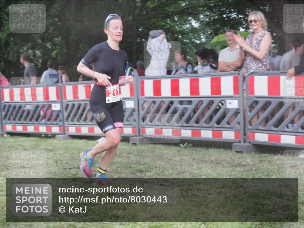 21.06.2025 - 27. Vierlanden-Triathlon KatJ http://msf.ph/oto/8030443 15.06.2025 13:38:03 Ziel 217 meine-sportfotos.de