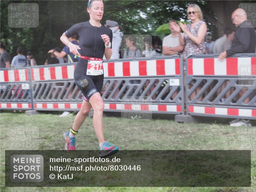 21.06.2025 - 27. Vierlanden-Triathlon KatJ http://msf.ph/oto/8030446 15.06.2025 13:38:04 Ziel 217 meine-sportfotos.de