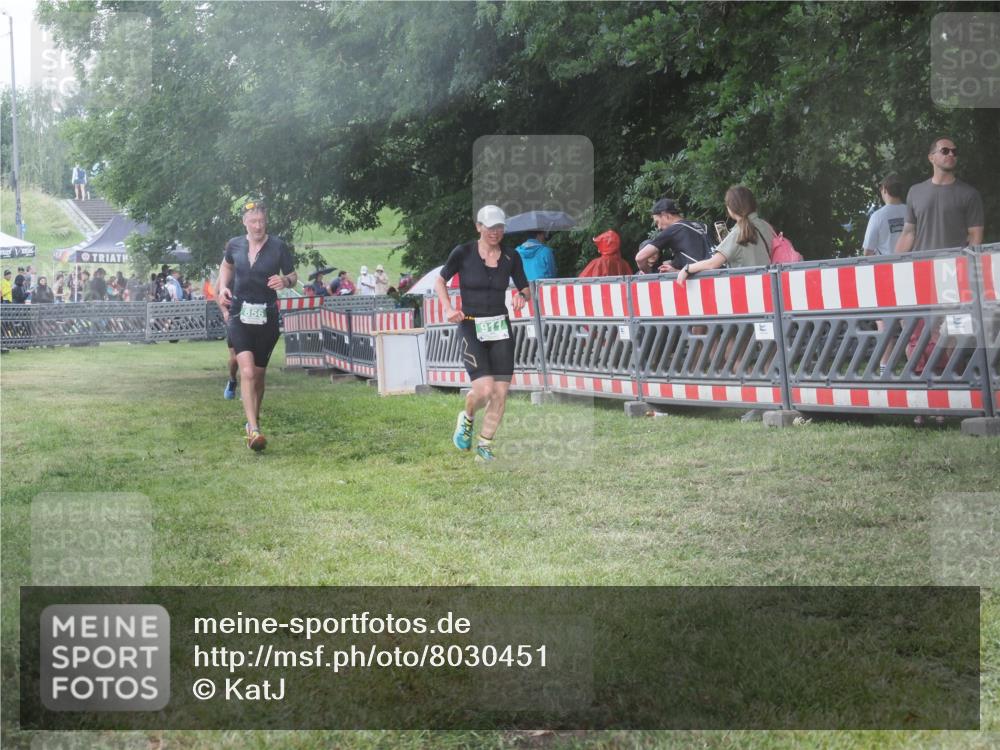 21.06.2025 - 27. Vierlanden-Triathlon KatJ http://msf.ph/oto/8030451 15.06.2025 13:38:19 Ziel 786, 856, 911 meine-sportfotos.de