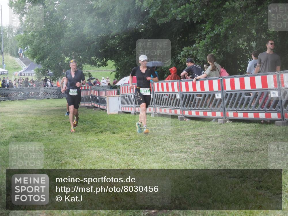 21.06.2025 - 27. Vierlanden-Triathlon KatJ http://msf.ph/oto/8030456 15.06.2025 13:38:19 Ziel 786, 856, 911 meine-sportfotos.de