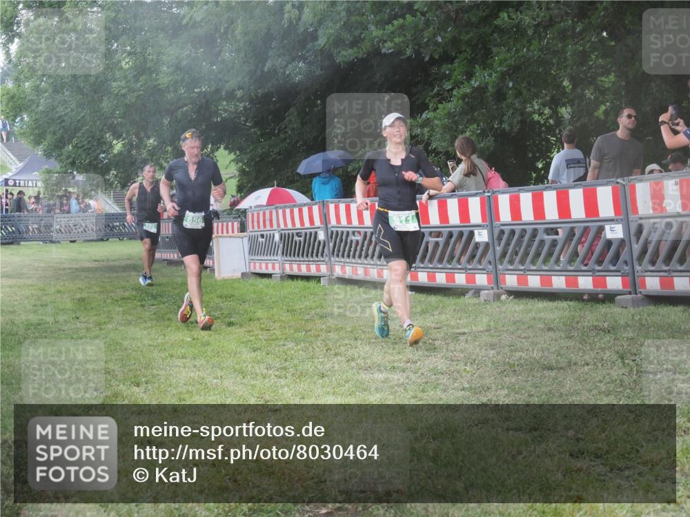 21.06.2025 - 27. Vierlanden-Triathlon KatJ http://msf.ph/oto/8030464 15.06.2025 13:38:20 Ziel 786, 856, 911 meine-sportfotos.de