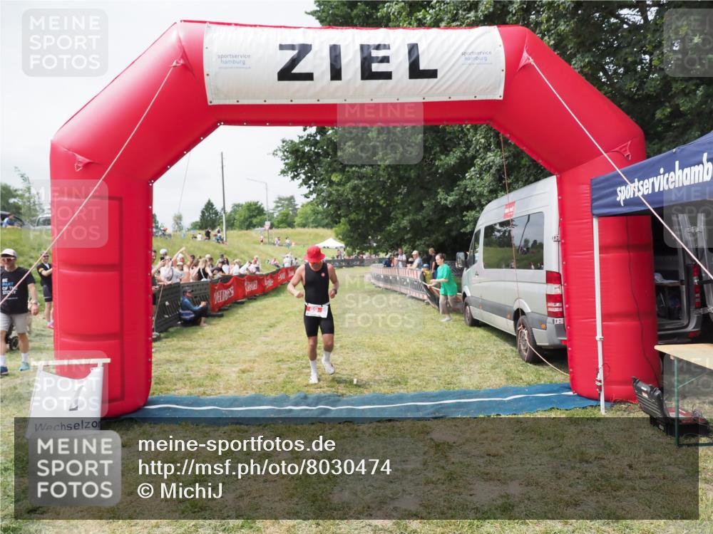 21.06.2025 - 27. Vierlanden-Triathlon MichiJ http://msf.ph/oto/8030474 15.06.2026 12:35:16 Ziel 69 meine-sportfotos.de