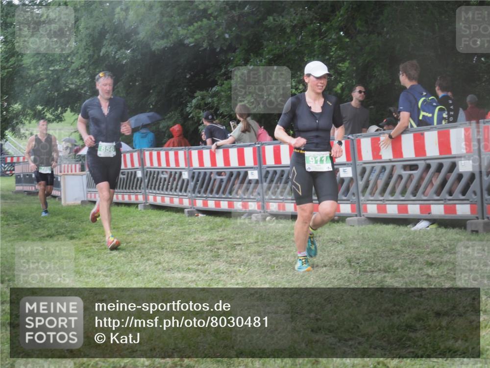 21.06.2025 - 27. Vierlanden-Triathlon KatJ http://msf.ph/oto/8030481 15.06.2025 13:38:21 Ziel 786, 856, 911 meine-sportfotos.de