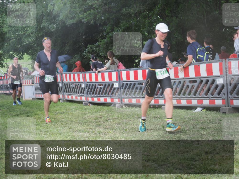 21.06.2025 - 27. Vierlanden-Triathlon KatJ http://msf.ph/oto/8030485 15.06.2025 13:38:21 Ziel 786, 856, 911 meine-sportfotos.de