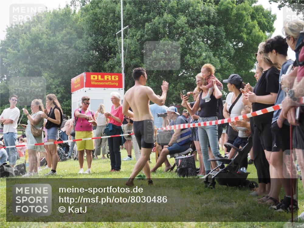15.06.2025 - 27. Vierlanden-Triathlon KatJ http://msf.ph/oto/8030486 15.06.2025 11:07:58 Schwimmen 653, 799, 830 meine-sportfotos.de