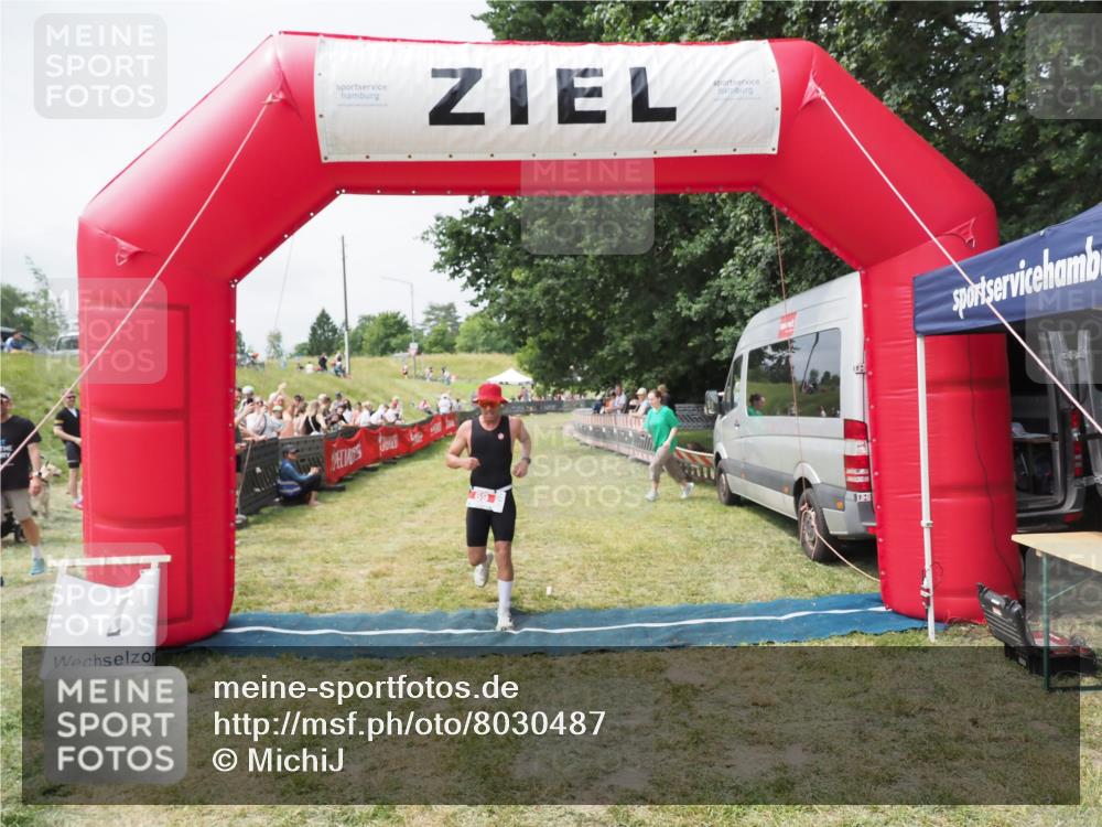 21.06.2025 - 27. Vierlanden-Triathlon MichiJ http://msf.ph/oto/8030487 15.06.2026 12:35:16 Ziel 69 meine-sportfotos.de