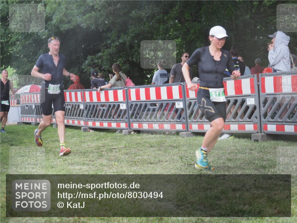 21.06.2025 - 27. Vierlanden-Triathlon KatJ http://msf.ph/oto/8030494 15.06.2025 13:38:21 Ziel 786, 856, 911 meine-sportfotos.de