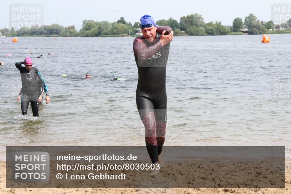 15.06.2025 - 27. Vierlanden-Triathlon Lena Gebhardt http://msf.ph/oto/8030503 15.06.2025 11:08:03 Schwimmen 782, 794, 799, 828, 830 meine-sportfotos.de