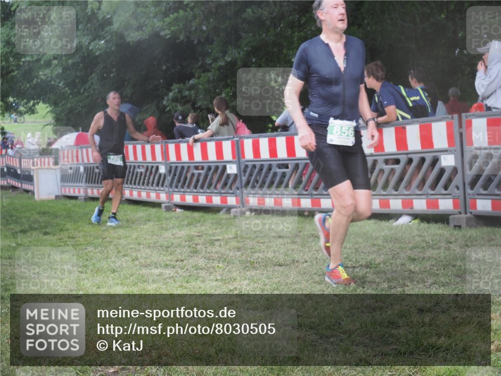21.06.2025 - 27. Vierlanden-Triathlon KatJ http://msf.ph/oto/8030505 15.06.2025 13:38:22 Ziel 786, 856, 911 meine-sportfotos.de
