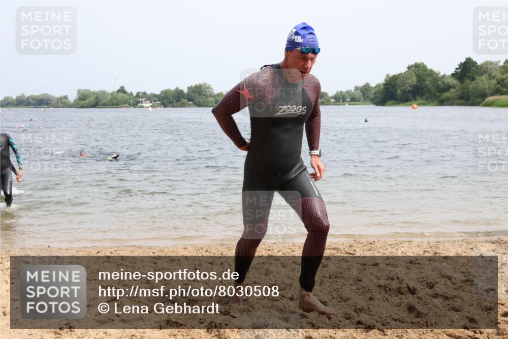 15.06.2025 - 27. Vierlanden-Triathlon Lena Gebhardt http://msf.ph/oto/8030508 15.06.2025 11:08:05 Schwimmen 782, 794, 799, 828, 830 meine-sportfotos.de