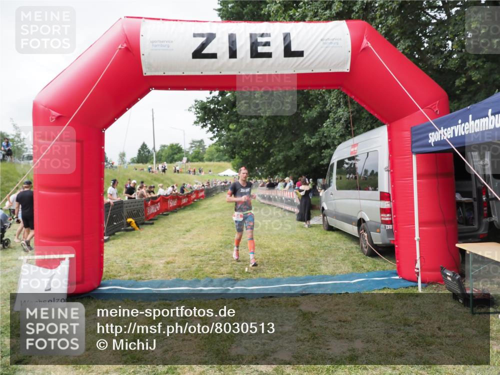 21.06.2025 - 27. Vierlanden-Triathlon MichiJ http://msf.ph/oto/8030513 15.06.2026 12:38:36 Ziel 54 meine-sportfotos.de