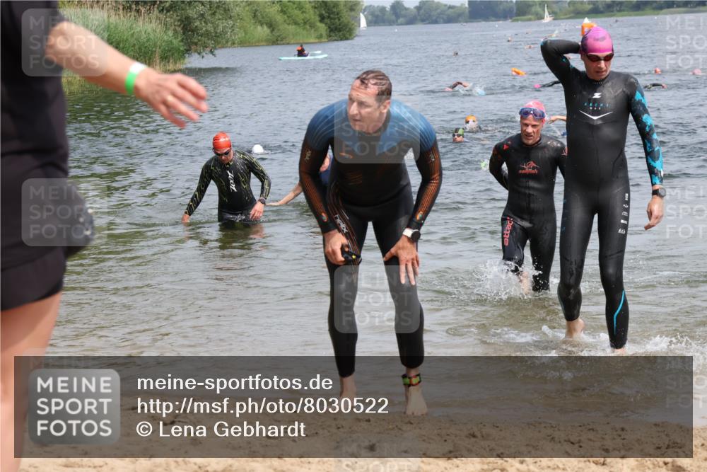 15.06.2025 - 27. Vierlanden-Triathlon Lena Gebhardt http://msf.ph/oto/8030522 15.06.2025 11:08:07 Schwimmen 782, 794, 797, 799, 828, 830 meine-sportfotos.de