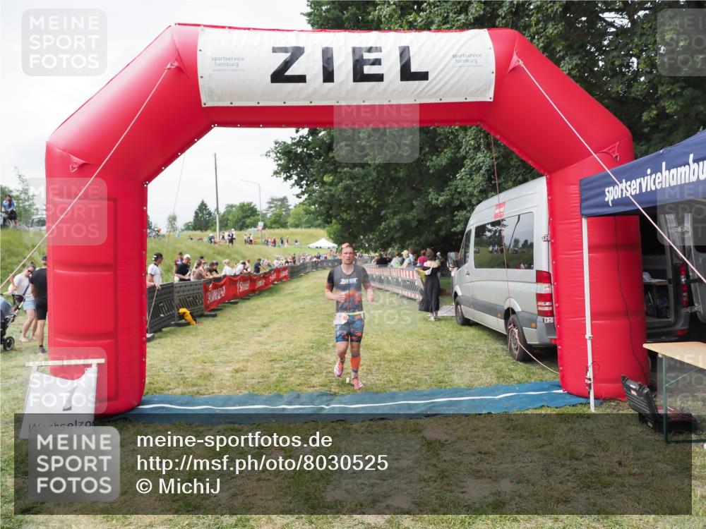 21.06.2025 - 27. Vierlanden-Triathlon MichiJ http://msf.ph/oto/8030525 15.06.2026 12:38:36 Ziel 54 meine-sportfotos.de