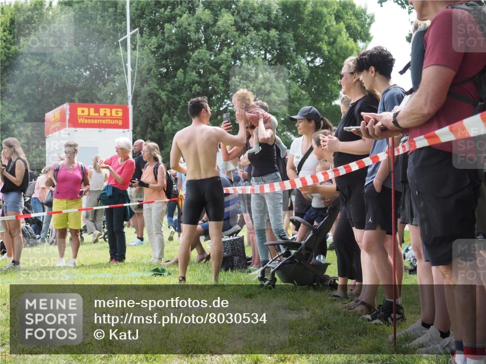 15.06.2025 - 27. Vierlanden-Triathlon KatJ http://msf.ph/oto/8030534 15.06.2025 11:08:00 Schwimmen 653, 799, 830 meine-sportfotos.de