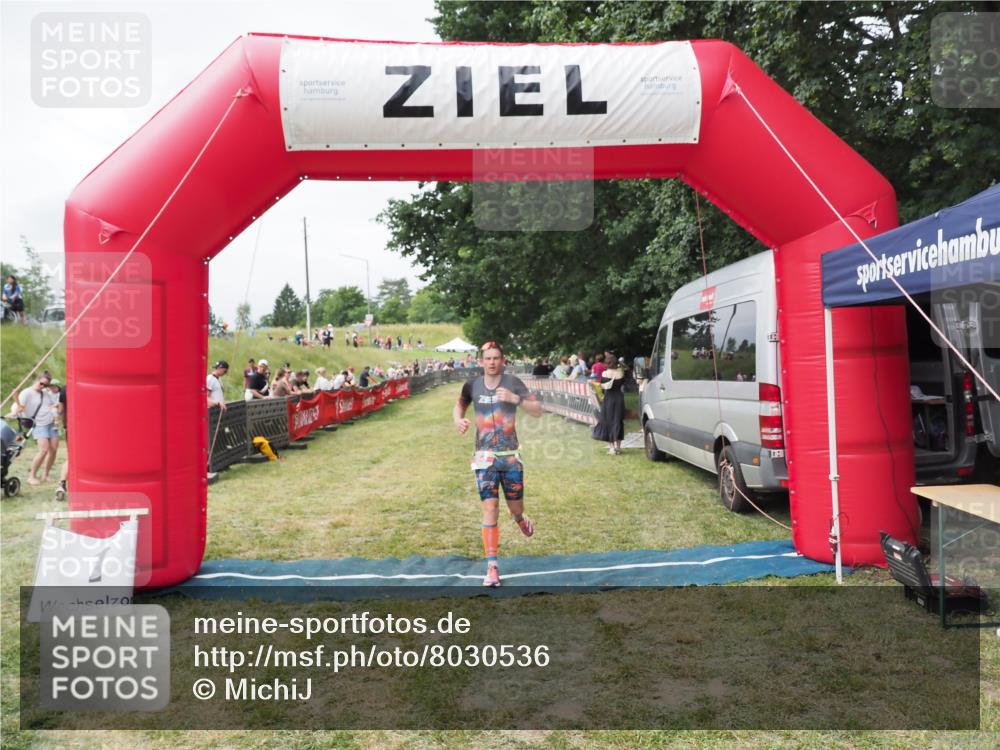 21.06.2025 - 27. Vierlanden-Triathlon MichiJ http://msf.ph/oto/8030536 15.06.2026 12:38:36 Ziel 54 meine-sportfotos.de