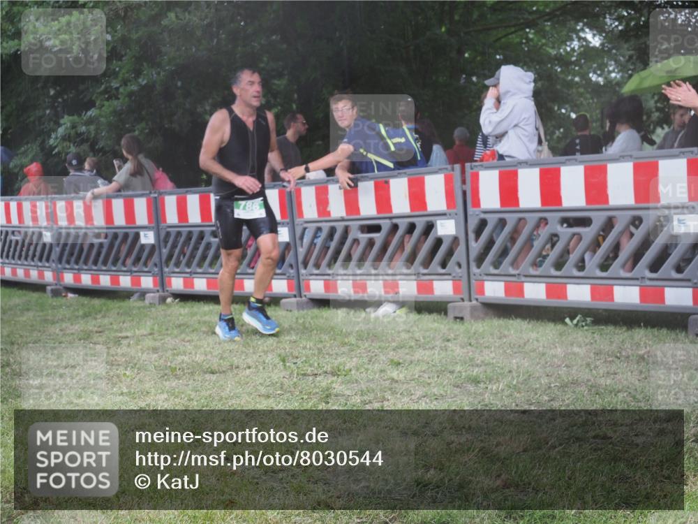 21.06.2025 - 27. Vierlanden-Triathlon KatJ http://msf.ph/oto/8030544 15.06.2025 13:38:24 Ziel 786, 856, 911 meine-sportfotos.de