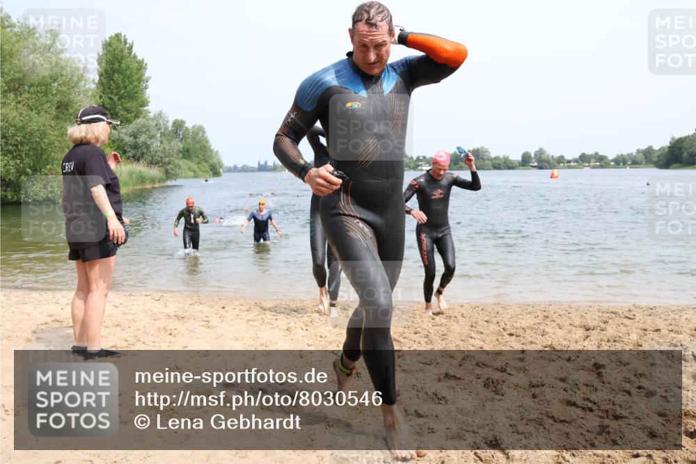 15.06.2025 - 27. Vierlanden-Triathlon Lena Gebhardt http://msf.ph/oto/8030546 15.06.2025 11:08:12 Schwimmen 782, 794, 797, 828, 845, 847 meine-sportfotos.de