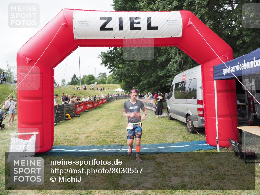 21.06.2025 - 27. Vierlanden-Triathlon MichiJ http://msf.ph/oto/8030557 15.06.2026 12:38:37 Ziel 54 meine-sportfotos.de